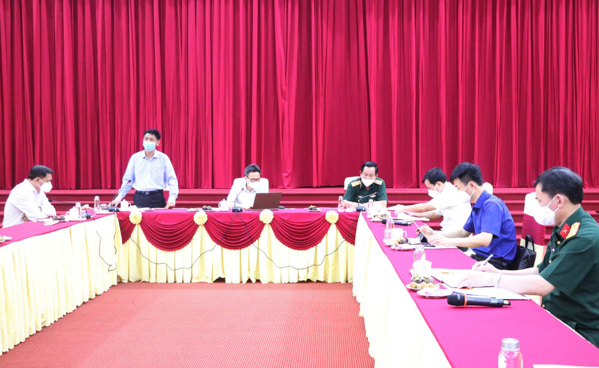 Bí thư Tỉnh ủy Sóc Trăng Lâm Văn Mẫn thông tin với đoàn về công tác phòn,g chống dịch trên địa bàn. 