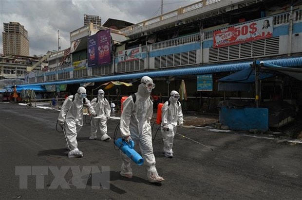 Phun thuốc khử trùng nhằm ngăn chặn sự lây lan của Covid-19 tại Phnom Penh, Campuchia. Nguồn: AFP/TTXVN. 