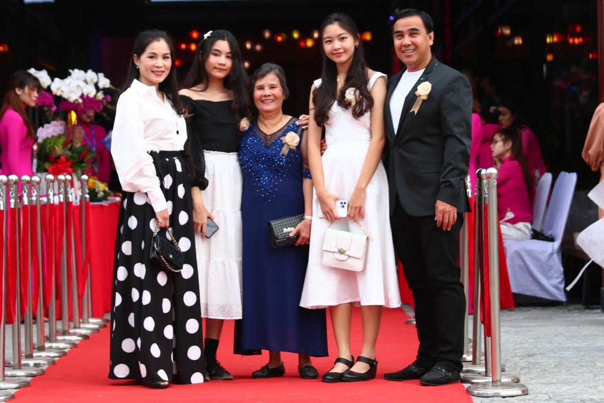 Mỗi lần xuất hiện cùng nhau, gia đình MC Quyền Linh đều chiếm spotlight. Mặc dù con gái được nhận xét là Hoa hậu tương lai nhưng Quyền Linh không hướng con theo con đường nghệ thuật mà để bé tự do lựa chọn con đường của mình. Hiện tại, 2 con gái của Quyền Linh đều đang theo học ở một trường quốc tế.
