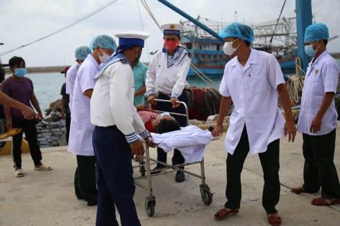 Chiến sỹ đảo Trường Sa, đưa ngư dân Nguyễn Đức An vào đảo cấp cứu.   