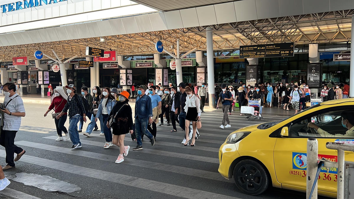 Hành khách xuống máy bay, di chuyển ra đón xe. Tình trạng chèo kéo chủ yếu do tài xế taxi, công nghệ, xe chạy tuyến cố định.... Thời gian tới, chúng tôi sẽ tiếp tục thông tin về tình trạng này.