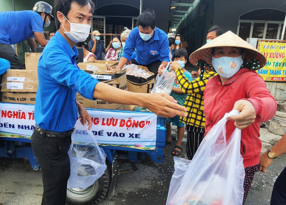 Đón nhận những phần quà là nhu yếu phẩm, rất cần thiết trong thời gian giãn cách xã hội.