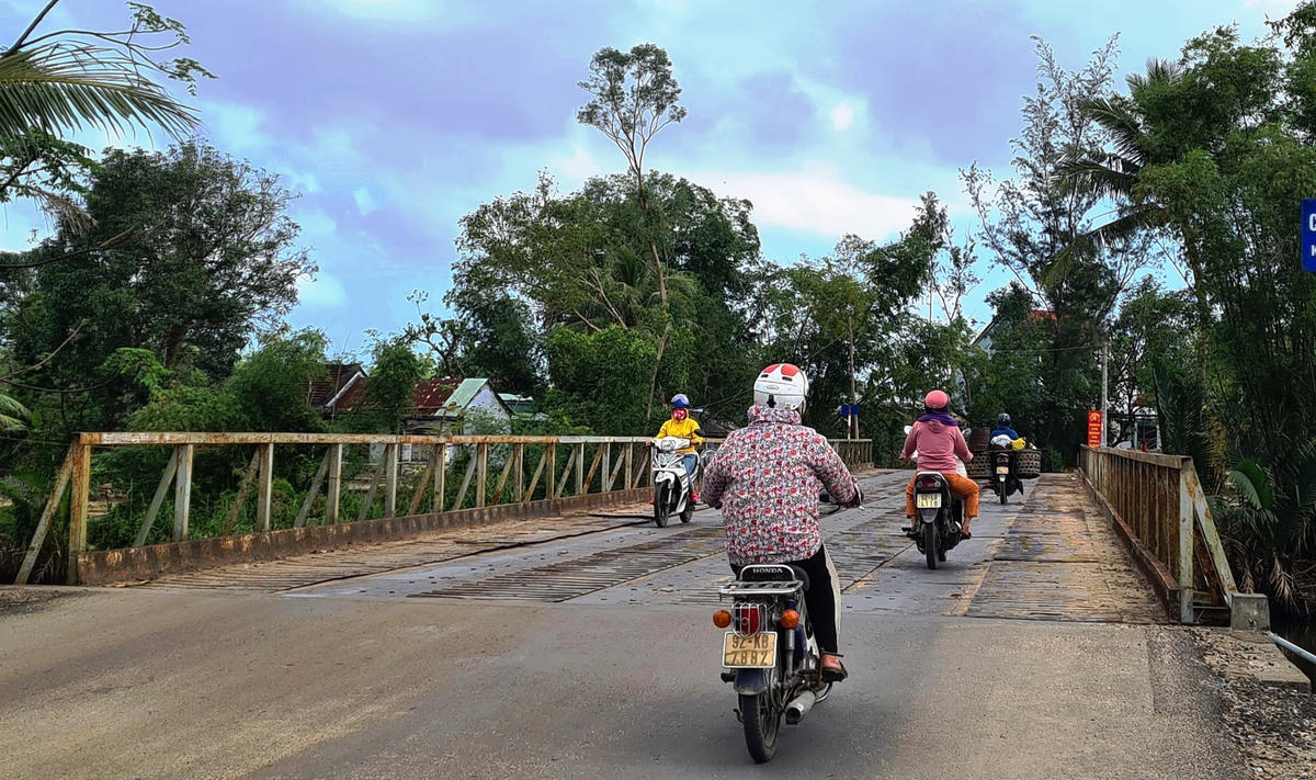Người dân vẫn phải đi lại trên cầy cầu sắt cũ.