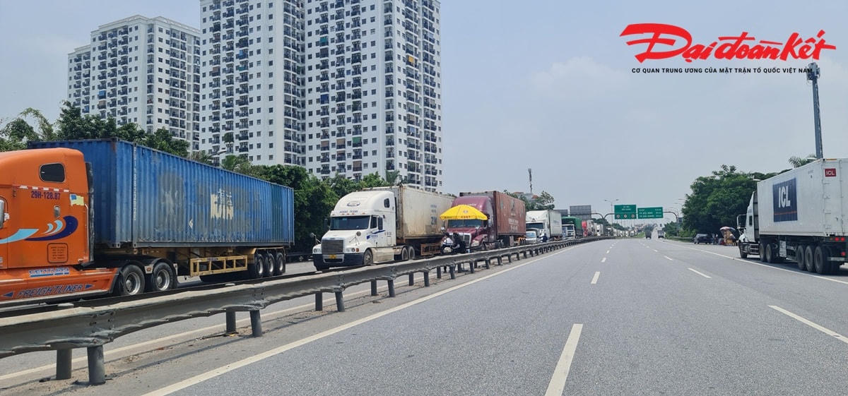 Nhiều chốt kiểm soát dịch Covid-19 tại các cửa ngõ của TP Hà Nội bị ùn tắc giao thông kéo dài. Đa phần các phương tiện bị ùn tắc là container, xe tải chở hàng hoá vào Hà Nội.