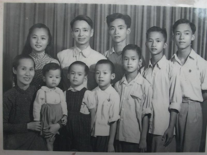 Vợ chồng nhà giáo Nguyễn Lân cùng các con ở Khu học xá Nam Ninh (Trung Quốc).