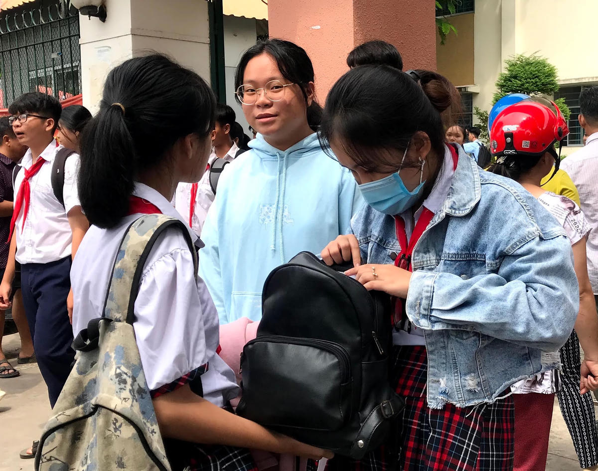 Thí sinh ở TP HCM sau môn thi đầu tiên.