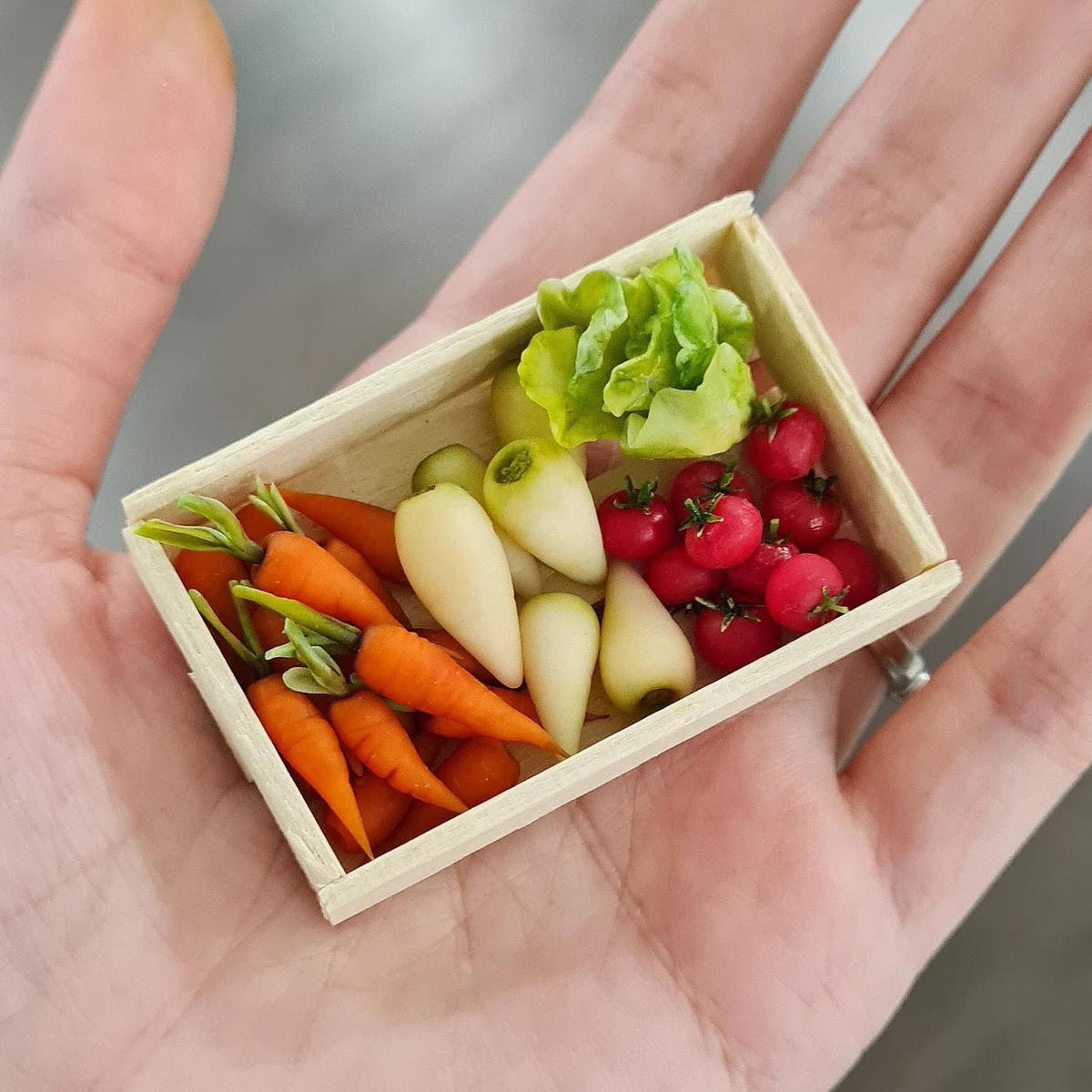 Mẹ đảm 'hô biến' đất sét làm đồ chơi tí hon tặng con gái