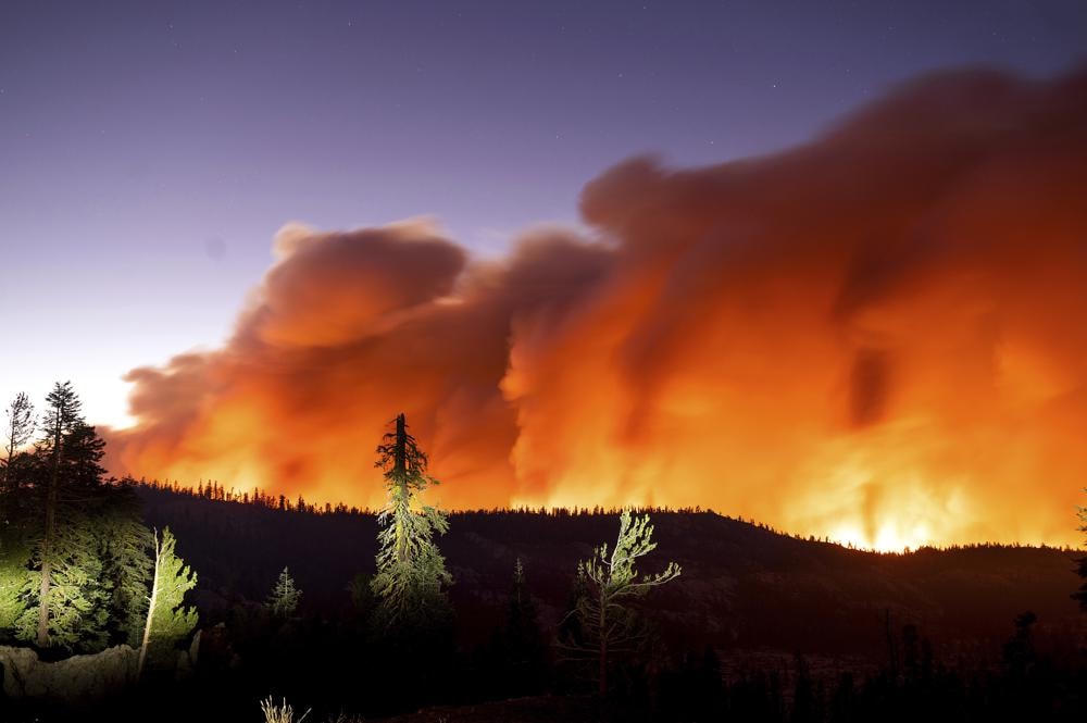 Ngọn lửa Caldor bùng cháy dữ dội hồi tháng 8/2021 tại Rừng Quốc gia Eldorado, bang California, Mỹ. Ảnh: AP.