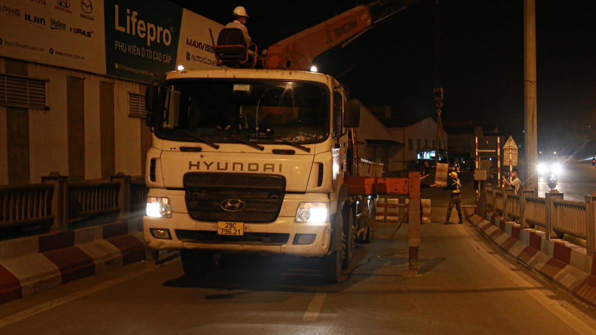 Theo đó, đúng 22h ngày 26/3, đơn vị thi công bắt đầu tổ chức rào chắn, phân luồng tổ chức giao thông để tháo dỡ 2 nhịp cầu Vĩnh Tuy, phục vụ dự án xây dựng cầu Vĩnh Tuy 2.