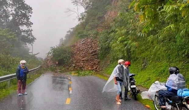 Đèo Khau Phạ thuộc địa phận xã Cao Phạ, huyện Mù Cang Chải xảy ra sạt lở đất đá gây tắc đường. (Ảnh: TTXVN phát)