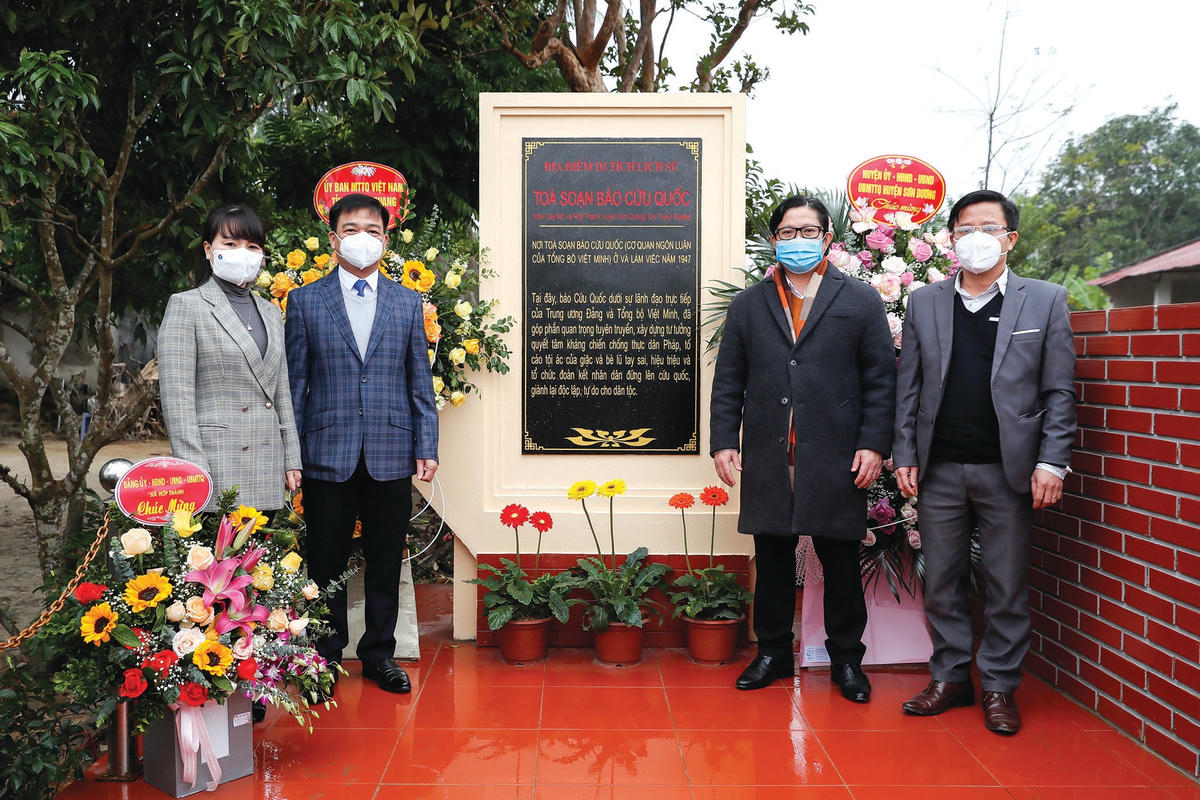 Các đại biểu khánh thành Bia lưu niệm Ban Biên tập Báo Cứu Quốc - tiền thân của Báo Đại Đoàn Kết.  