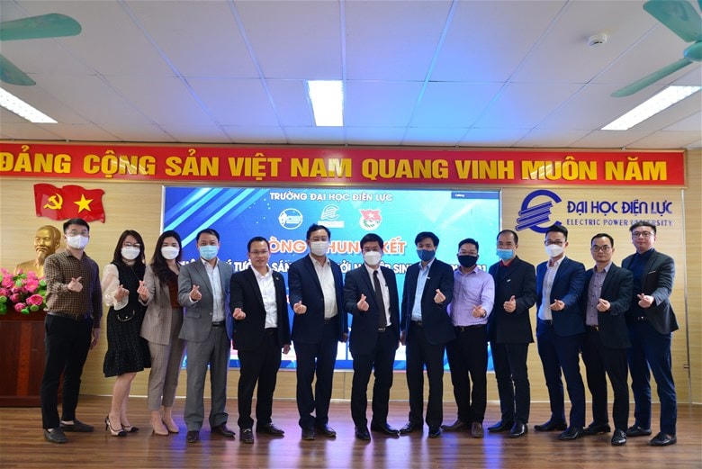 Ban Tổ chức, Ban Giám khảo và khách mời chụp ảnh lưu niệm.