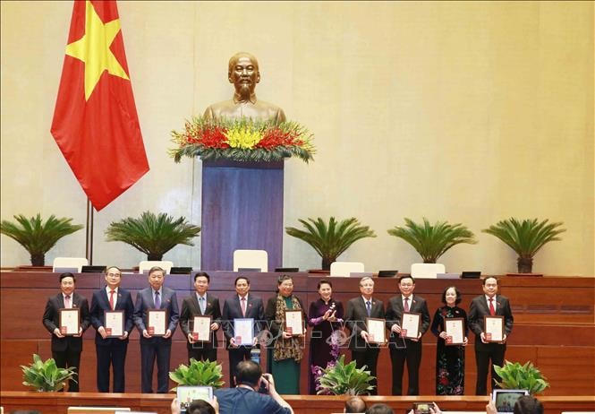 Chủ tịch Quốc hội Nguyễn Thị Kim Ngân trao Kỷ niệm chương cho các đồng chí lãnh đạo Đảng, Nhà nước là đại biểu Quốc hội.