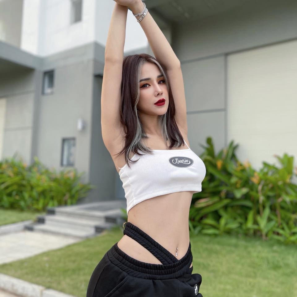 Diệp Lâm Anh khoe eo thon săn chắc dù đã là mẹ hai con.