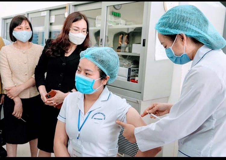Hải Phòng sẽ ưu tiên tiêm nhắc lại cho nhân viên y tế.