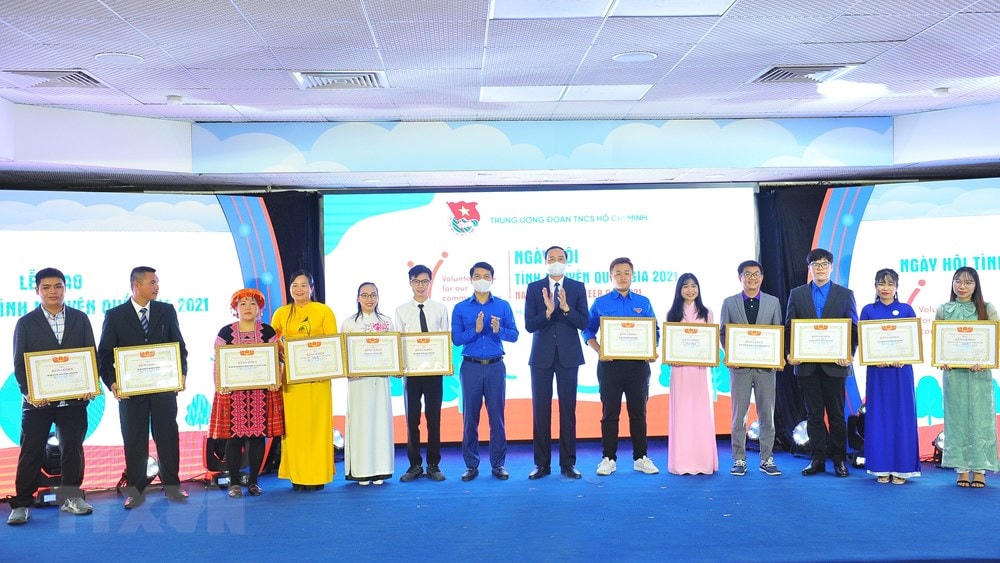 Phó Chủ tịch UBTƯ MTTQ Việt Nam Phùng Khánh Tài; ông Nguyễn Ngọc Lương, Bí thư Ban chấp hành Trung ương Đoàn, Chủ tịch Hội Liên hiệp thanh niên Việt Nam trao Bằng khen của Hội Liên hiệp thanh niên Việt Nam cho các cá nhân đoạt giải thưởng Tình nguyện quốc gia 2021. (Ảnh: Minh Đức/TTXVN).