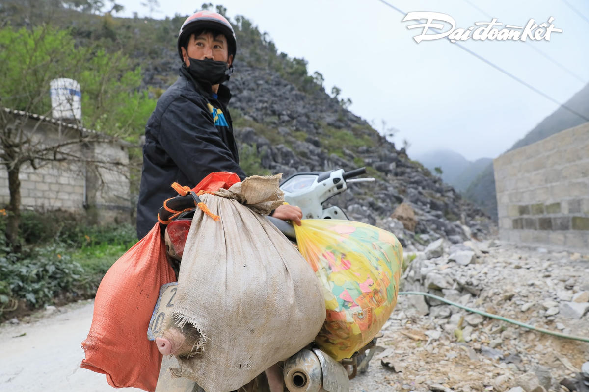 Do chợ phiên chỉ họp 1 ngày trong tuần, thế nên cứ đến ngày chợ phiên thì bà con dân tộc miền núi đều xuống chợ để mua, bán.