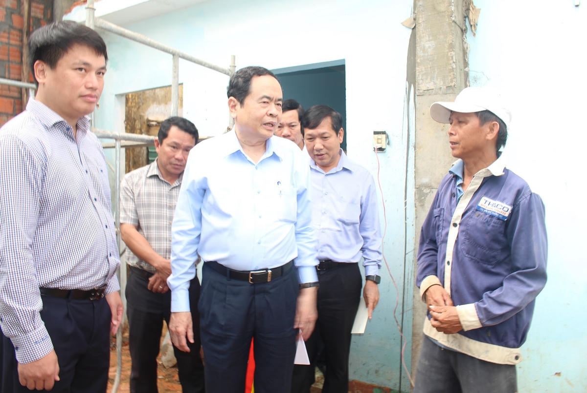 Ông Trần Thanh Mẫn thăm hỏi, tặng quà cho gia đình ông Tiện.