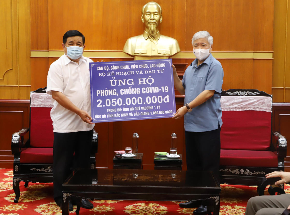 Chủ tịch UBTƯ MTTQ Việt Nam Đỗ Văn Chiến tiếp nhận ủng hộ từ Bộ Kế hoạch và Đầu tư.