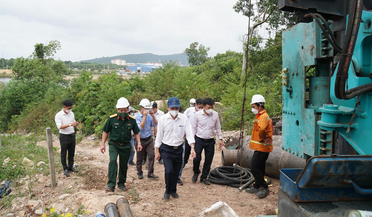 Đoàn kiểm tra hiện trường thi công một số vị trí vướng mắc do công tác giải phóng mặt bằng tại bờ Phú Quốc.