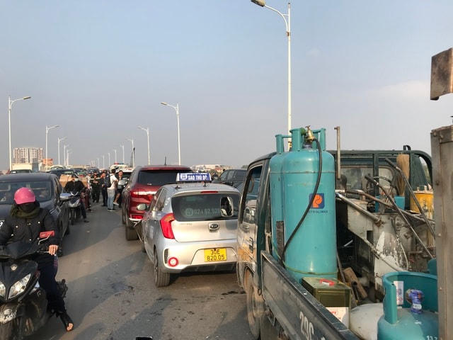 Vụ tai nạn liên hoàn khiến giao thông qua khu vực cầu Vĩnh Tuy bị ùn ứ cục bộ.