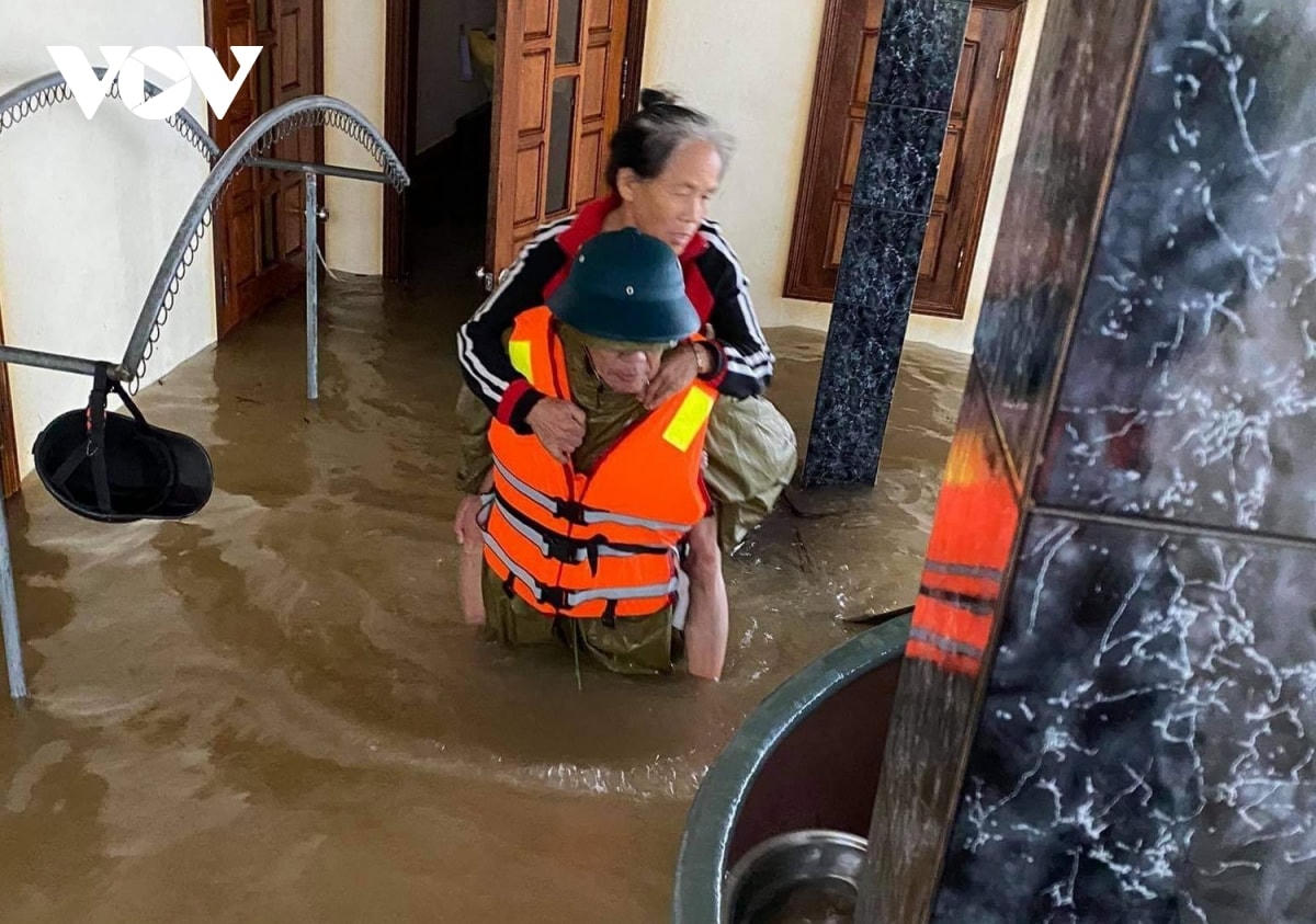 Các lực lượng xã Bắc Trạch, huyện Bố Trạch cứu hộ người dân trong mưa lũ.  