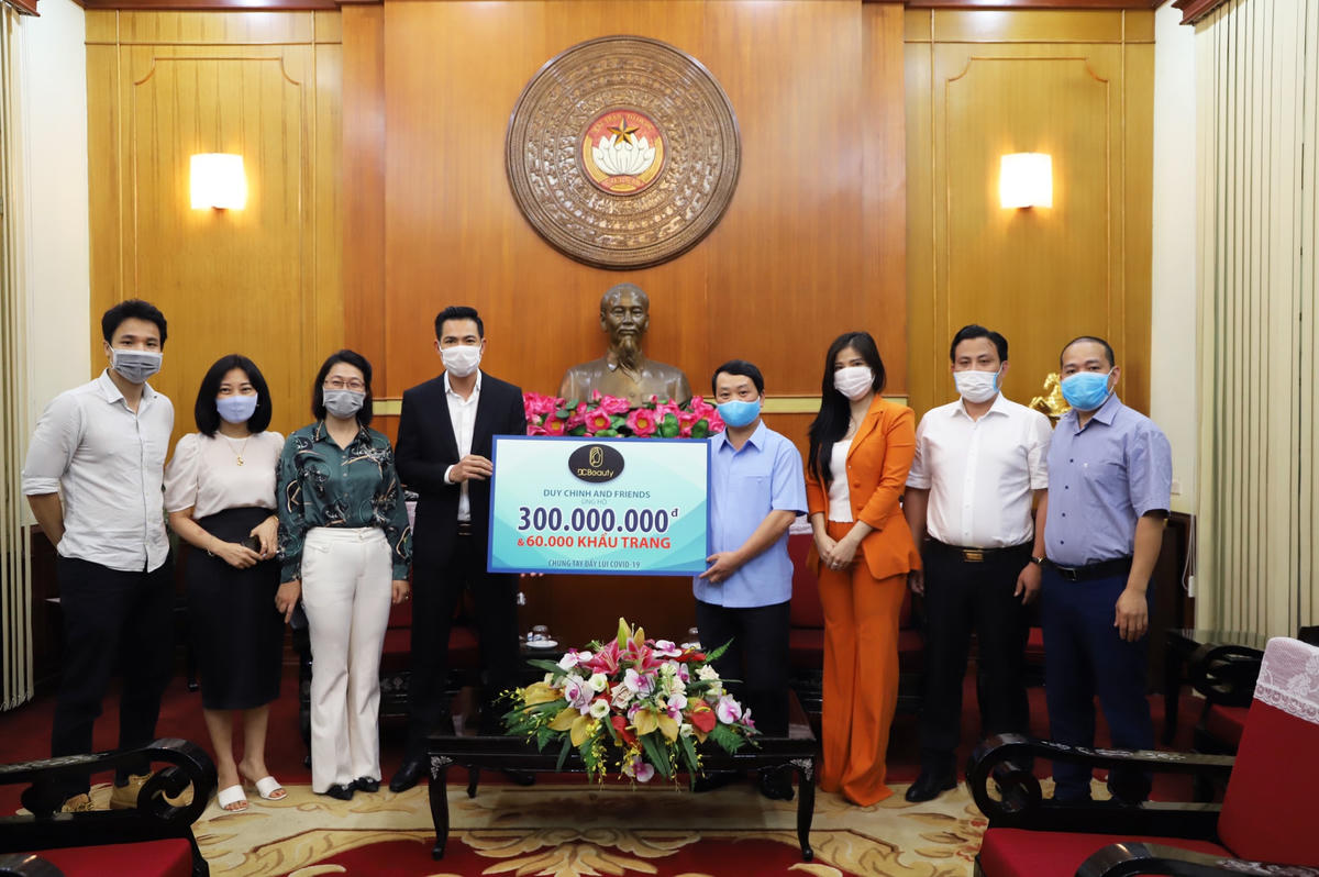 Phó Chủ tịch - Tổng Thư ký Hầu A Lềnh tiếp nhận ủng hộ từ ca sĩ Duy Chinh và những người bạn. Ảnh: Trung Quân.