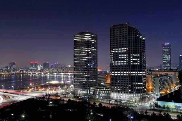 Trụ sở LG tại đảo Yeouido (Hàn Quốc) thắp sáng biểu tượng với chữ 