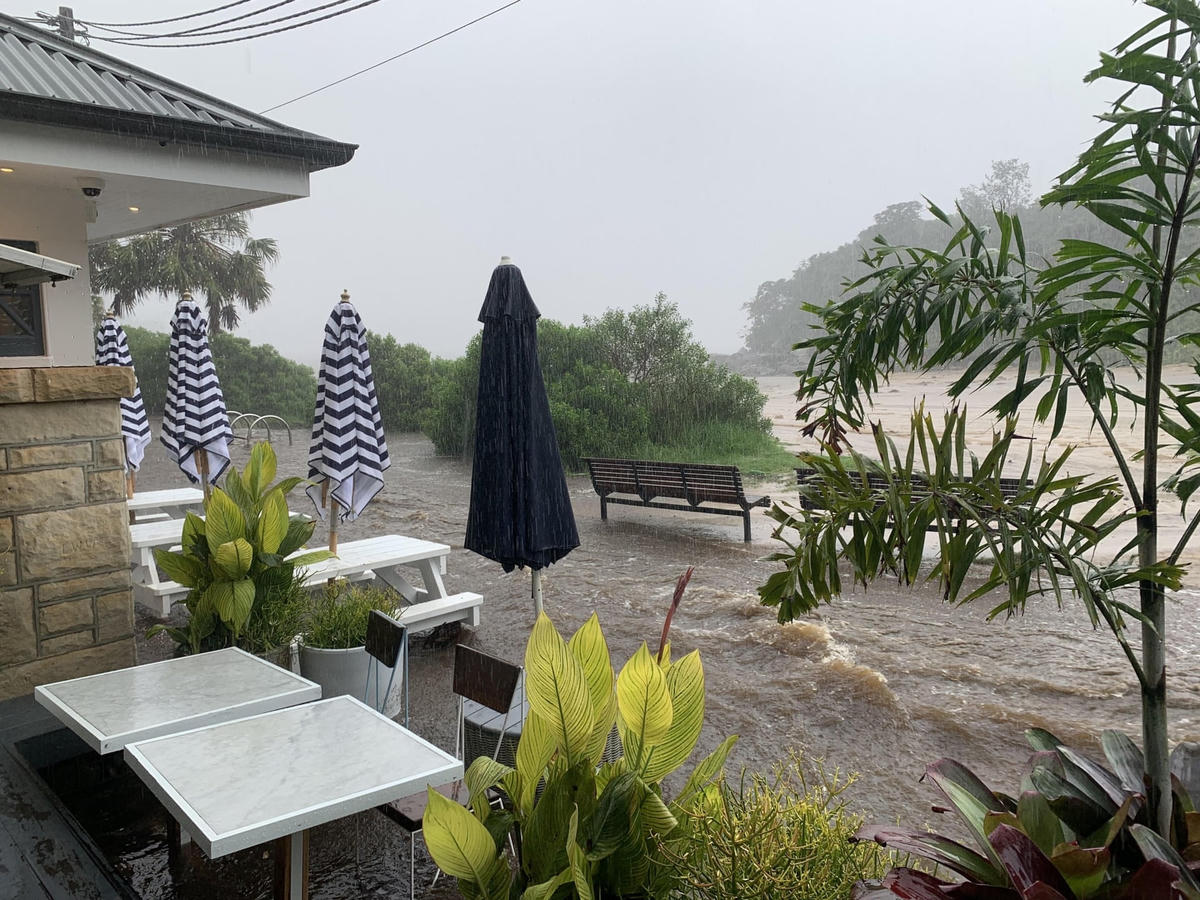 Nước lũ quét qua nhà hàng Boathouse tại bãi biển Shelly, Sydney. Ảnh: AAP.