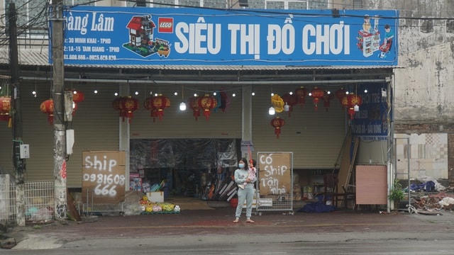 Một cửa hàng kinh doanh đồ chơi dựng biển "có ship tận nhà" với hy vọng kinh doanh online sẽ "cứu" được những ngày phải đóng cửa.  