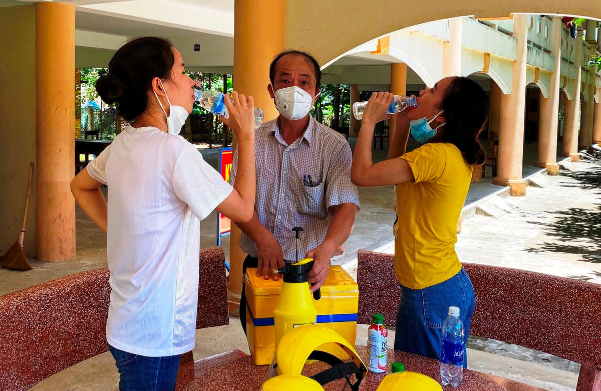 : Khát nước cũng phải chờ đến giờ nghỉ mới được uống.