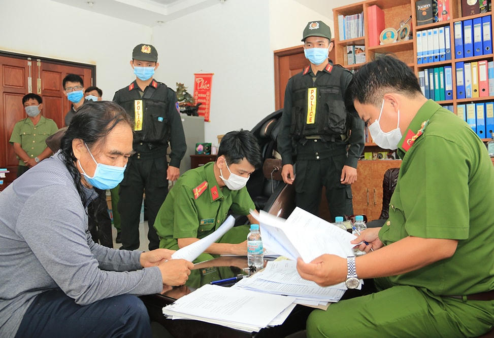 Đối tượng Hùng cung cấp hồ sơ, sổ sách cho lực lượng Công an.  