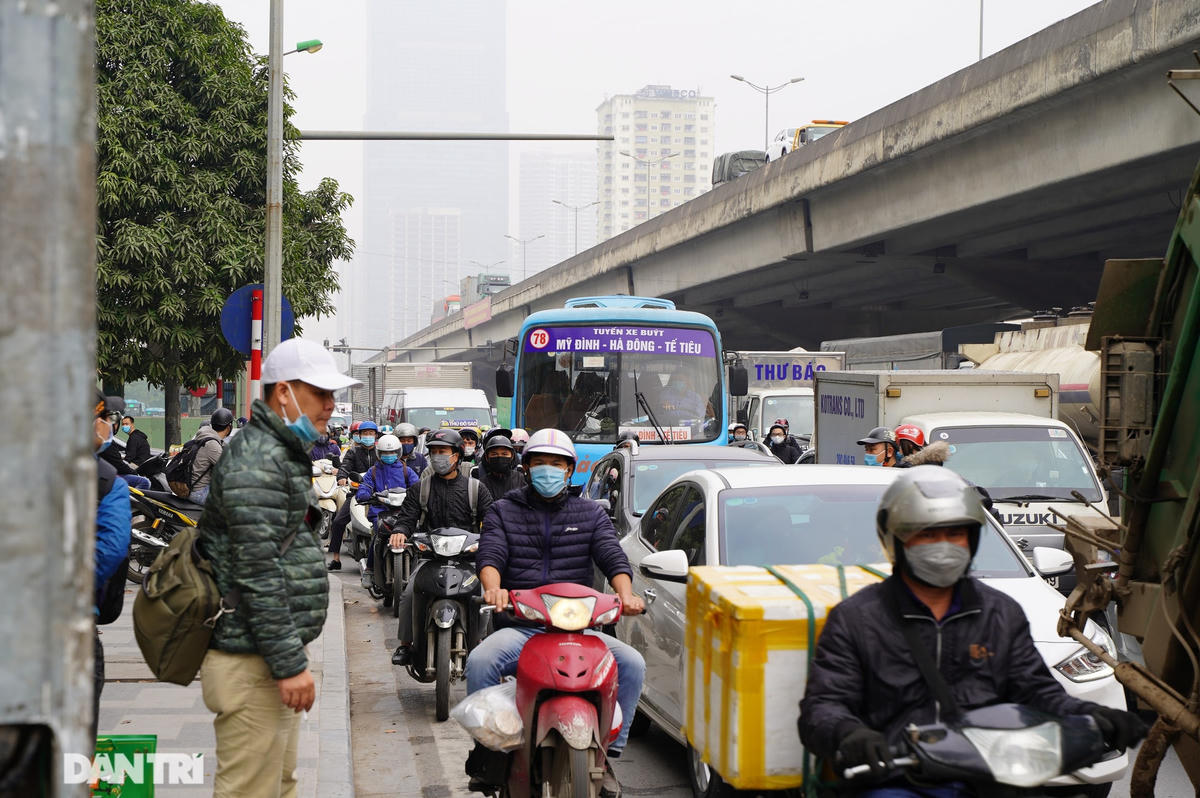 Người dân đổ về quê nghỉ Tết sớm, đường phố cửa ngõ Hà Nội ùn ứ kéo dài