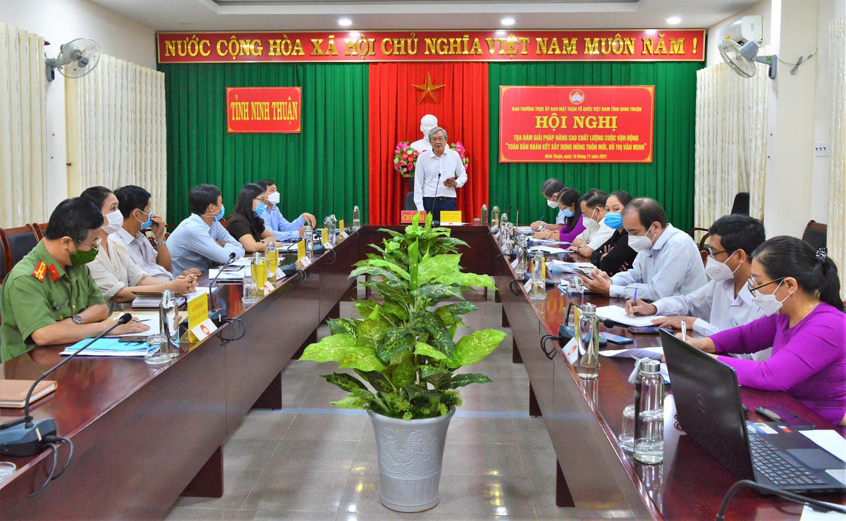 Ông Lê Văn Bình, Chủ tịch Ủy ban MTTQ Việt Nam tỉnh Ninh Thuận phát biểu tại buổi tọa đàm.