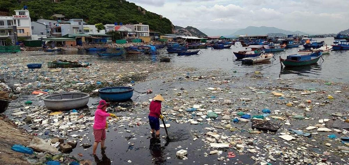 Đảo Bình Ba (TP Cam Ranh, Khánh Hòa) ô nhiễm, ngập trong rác.