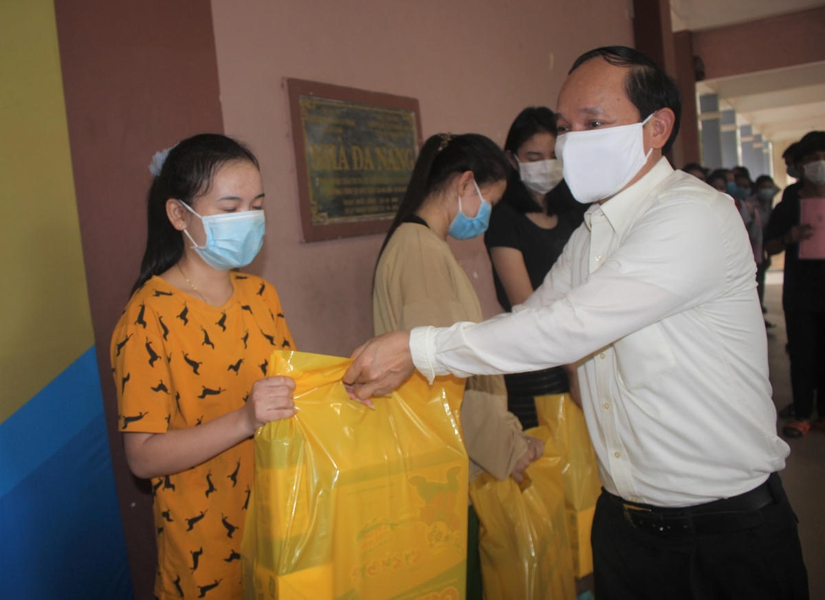 Ông Phạm Quốc Hùng, Phó chủ tịch HHDN tỉnh Quảng Nam tặng quà du học sinh Lào.