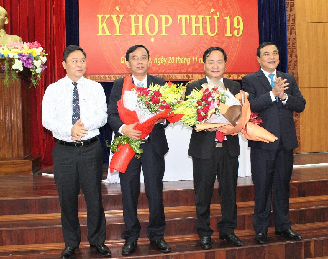 Lãnh đạo tỉnh tặng hoa cho ông Quang cầm hoa (bên phải), ông Vinh cầm hoa (bên trái).