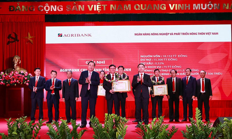 Chủ tich Hội đồng thành viên vàTổng Giám đốc Agribank trao giải thưởng cho các đơn vị  trong hệ thống hoàn thành xuất sắc nhiệm vụ, kế hoạch kinh doanh năm 2020.