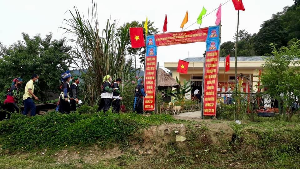 Người dân miền núi cao xứ Nghệ nô nức đi bầu cử, thực hiện quyền cử tri của bản thân