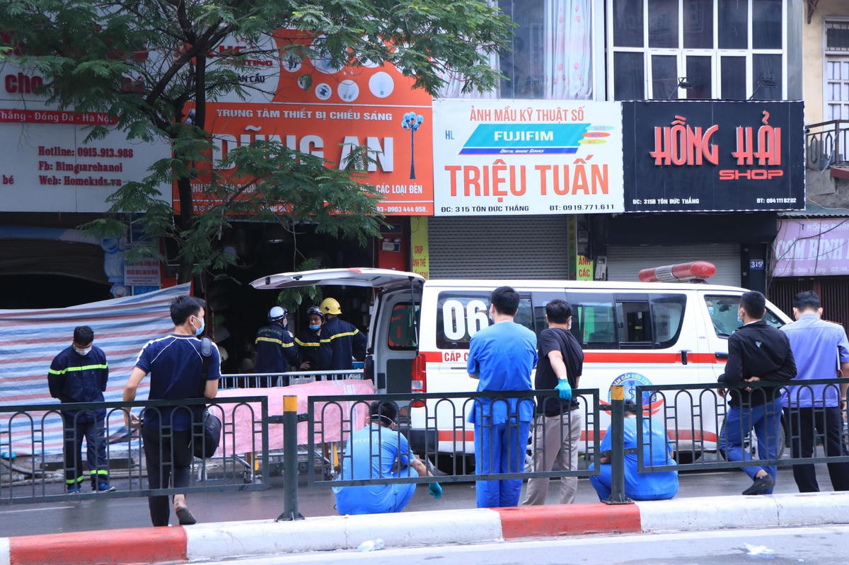 Xe cứu thương đưa các nạn nhân ra ngoài lúc 6h30 sáng nay (4/4).