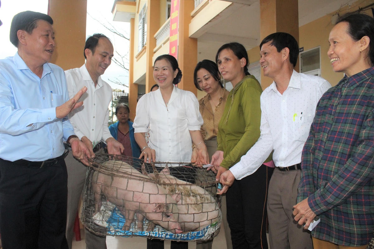 Bà Trương Thị Ngọc Ánh chia sẻ niềm vui cùng các hộ nghèo xã Đại Tân nhận con giống về nuôi.