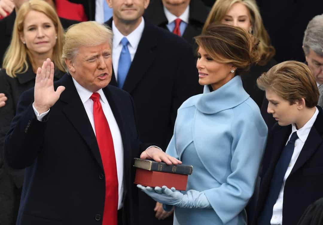 Đệ nhất phu nhân Melania Trump mặc bộ quần áo màu xanh da trời tuyệt đẹp của Ralph Lauren này tới lễ tuyên thệ nhậm chức của Tổng thống Donald Trump năm 2017.  