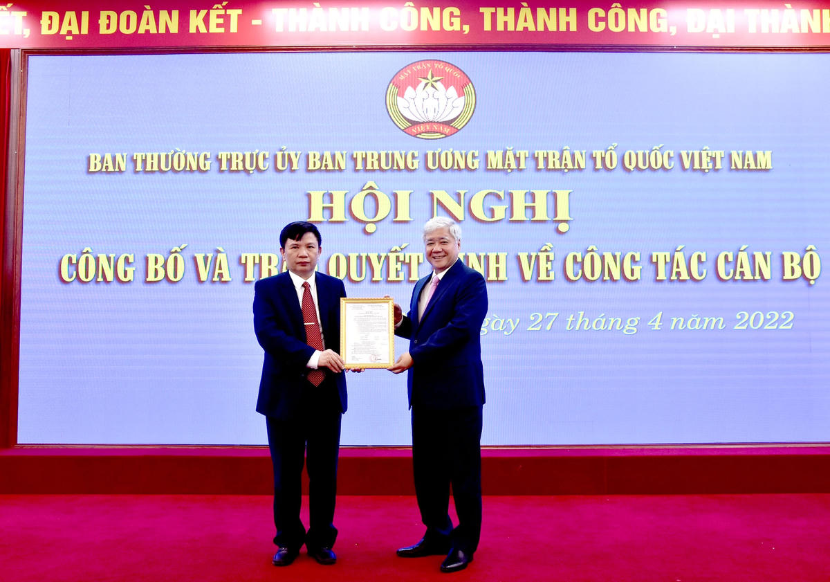 Chủ tịch Đỗ Văn Chiến trao quyết định nghỉ hưu cho TS Tạ Văn Sỹ.