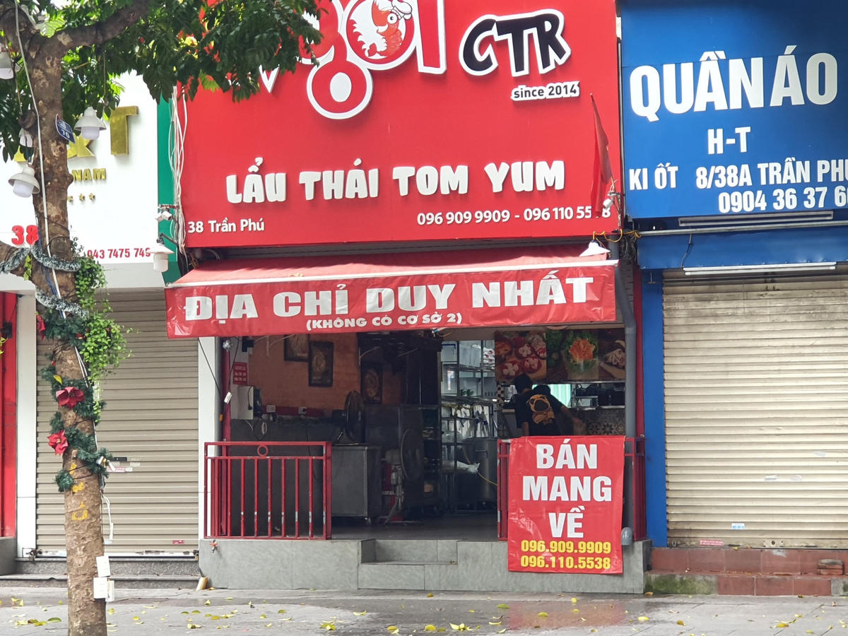 Những quán lẩu trên đường Trần Phú cũng đang được dọn dẹp, chờ ngày mở bán.
