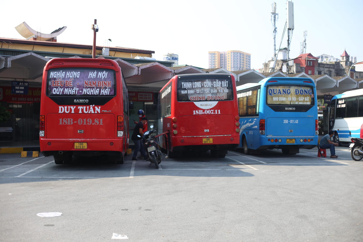 Anh Đỗ Văn Đường, nhà xe đi Nam Định cho biết: “Mặc dù xe khách liên tỉnh được phép hoạt động thí nghiệm từ ngày 13/10. Tuy nhiên, nhà xe chúng tôi mới cho xe hoạt động trở tại bến xe Giáp Bát được 3 ngày. Mỗi một chuyến chúng tôi phải chi ra khoảng 2 triệu đồng, song, may mắn chuyến nào có khách thì lỗ gần 1tr đồng. Bên cạnh đó, nhiều chuyến chúng tôi không có một khách nào thì cũng lỗ vài triệu đồng. Nếu tình trạng này kéo dài, nhà xe chúng tôi buộc phải xin nghỉ tạm thời”.