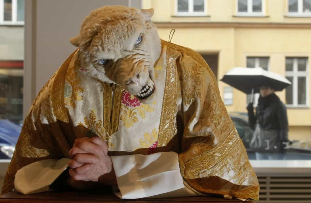 Tác phẩm "Wolf-Sheep-Priest" được làm từ nhựa, sáp và đầu của một con cừu thật, bởi nghệ sĩ người Áo Deborah Sengl. Nó được trưng bày tại phòng trưng bày nghệ thuật Deschler ở Berlin (Đức).