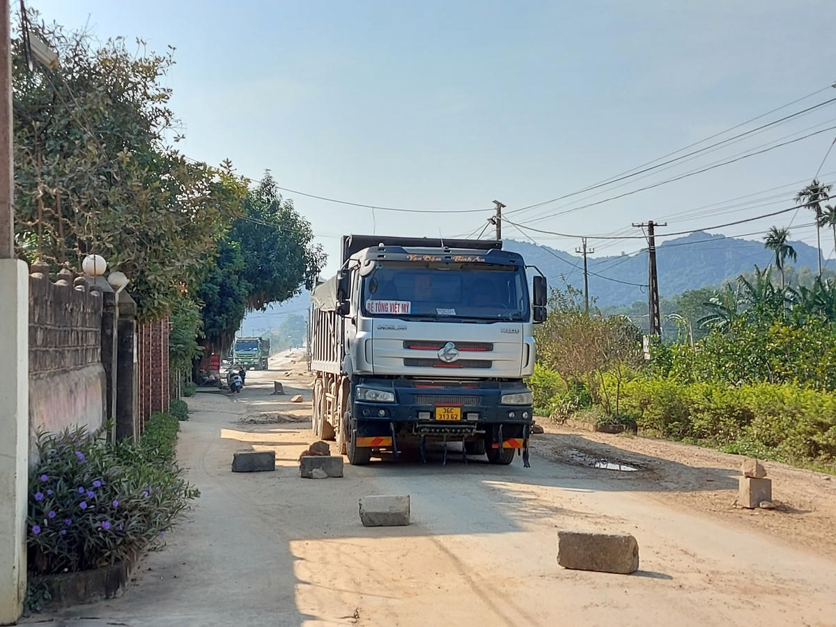 Theo phản ánh của người dan, các xe quá khổ, quá tải lấy đất từ mỏ và chạy cả ngày lẫn đêm.