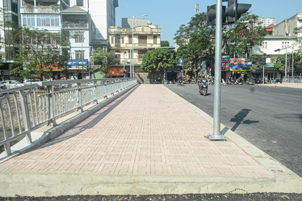 Cây cầu này có vỉa hè rộng gần 2m dành cho người đi bộ đã hoàn thiện.