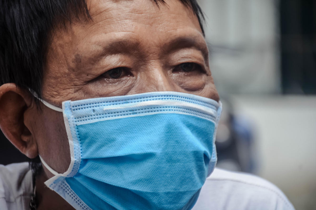 Ông Hồng cho biết: Mỗi tuần đều đặn 3 lần tôi đến bệnh viện Bưu Điện để lọc máu. Bình thường sử dụng xe buýt để di chuyển đến viện nhưng hiện Hà Nội đang giãn cách xã hội vì Covid-19 cấm xe buýt chúng tôi cũng chỉ đành thuê xe ôm.