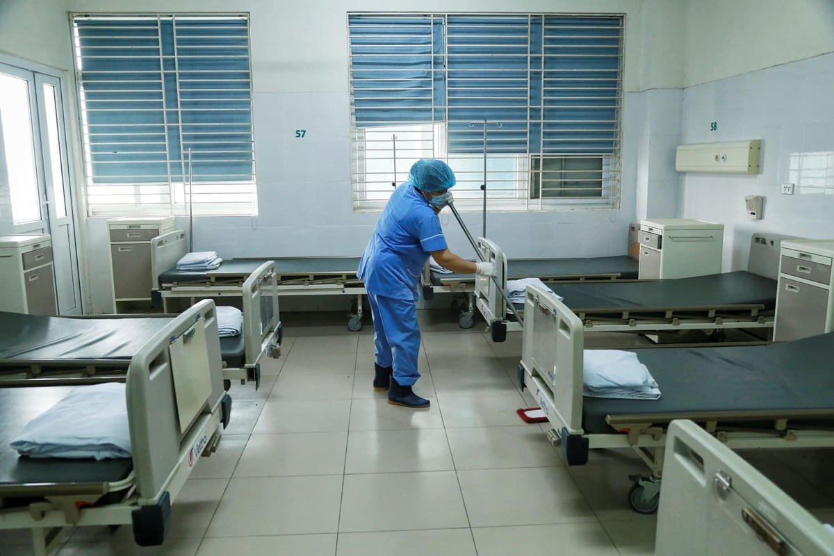 Làm vệ sinh toàn bộ khu vực đón tiếp bệnh nhân.